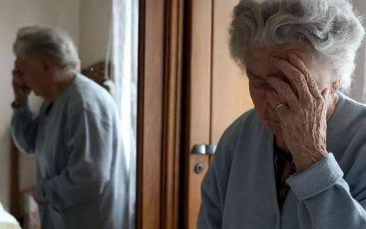 老人照鏡子是對自身的一種認可 要多試試