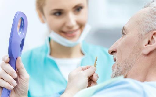 老人照鏡子是對自身的一種認可 要多試試