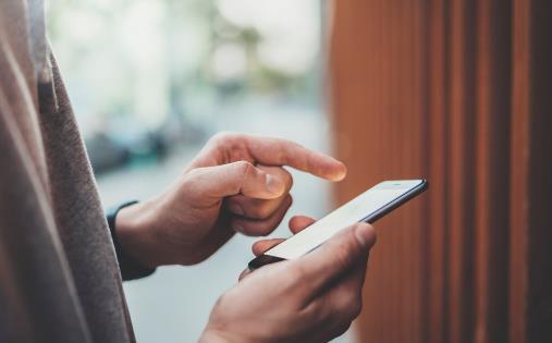 睡前愛玩電腦手機 擔(dān)心疾病找上你