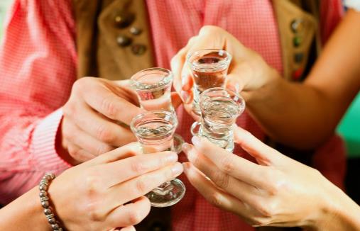 大家都知道喝酒對(duì)身體很不好，特別是酒喝多了傷肝，一旦