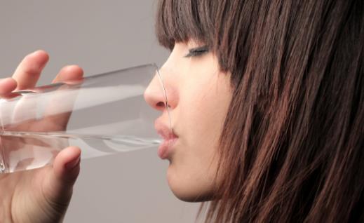 多喝熱水的保健功效 保胃秘訣晨起最好喝溫開水