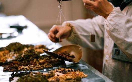 中藥也有導致肝損傷的可能 正確服用中藥的方法