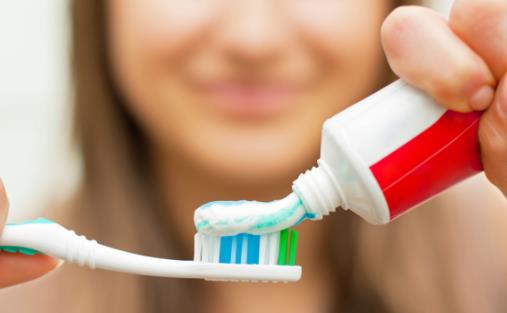 不同功效牙膏大盤點 普通人選加氟牙膏保護口腔健康
