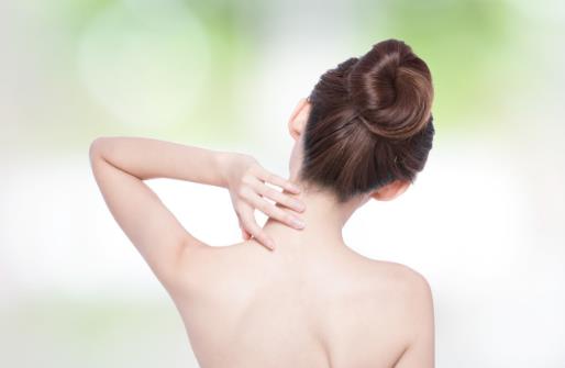 后背成長痘重災區 背后長痘的解決措施及預防方法