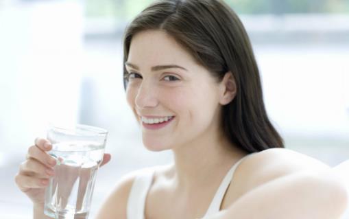 空腹喝鹽水排毒是謠言 喝白開(kāi)水的健康時(shí)間表