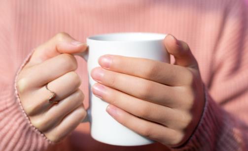 空腹喝鹽水排毒是謠言 喝白開(kāi)水的健康時(shí)間表