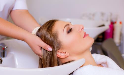 頭發沒干就睡容易睡出毛病 洗頭后快速干頭發的方法