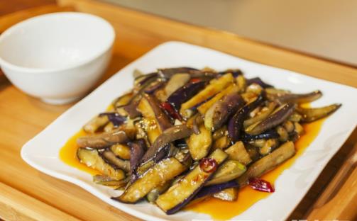 夏季吃茄子,營養價值多,清熱解暑,平穩血壓!你吃對了