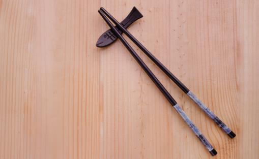 變色筷子別再用 聞一聞看一看辨別筷子過期沒