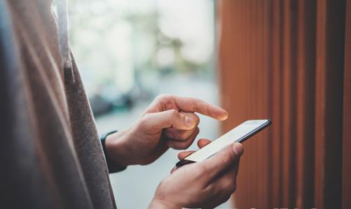 你怎么還盯著屏幕？聽說每天玩手機超過5小時的人都長胖了