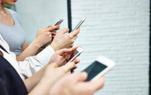 你怎么還盯著屏幕？聽說每天玩手機超過5小時的人都長胖了