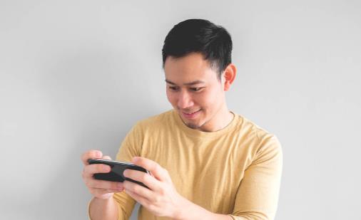 你怎么還盯著屏幕？聽說每天玩手機超過5小時的人都長胖了