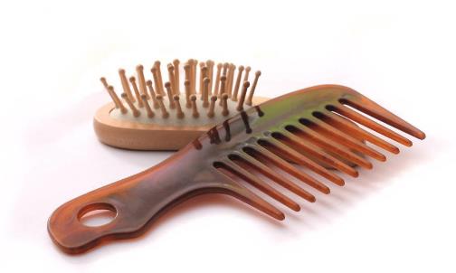 使用梳子竟然可以預(yù)防脫發(fā)