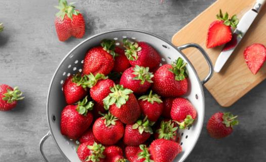 一口皓齒是人們對美的追求 草莓是天然美白牙齒水果