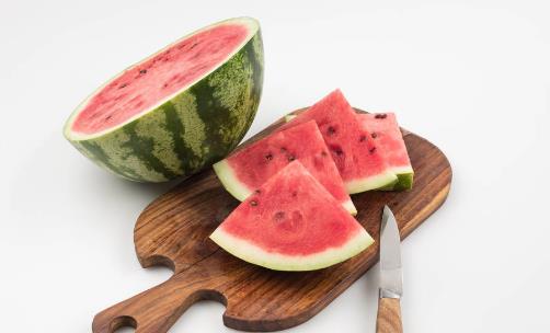 西瓜吃一半，保鮮膜蓋住細菌多？三個飲食誤區