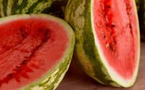 切開西瓜用保鮮膜蓋住細菌多 吃冰鎮西瓜易腹瀉腹痛