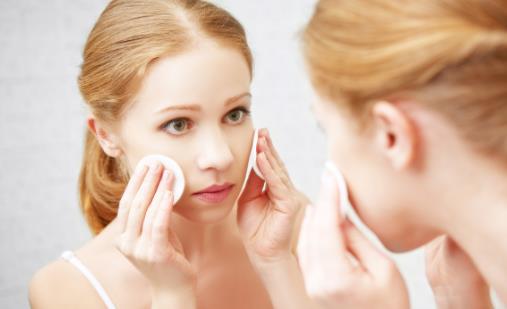 卸妝不用心會有皮膚問題 臉上長痘卸妝一定要做好 