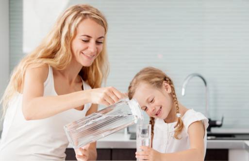 定時定量喝水好處多多 保健水在不同情況下喝法不同