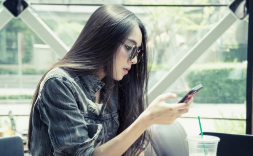 低頭玩手機等于扛一袋大米?造成的3大危害你可知