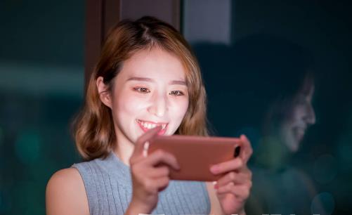 低頭玩手機等于扛一袋大米?造成的3大危害你可知