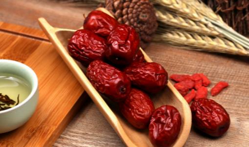 紅棗養(yǎng)生治病六大功效 食用紅棗需注意搭配
