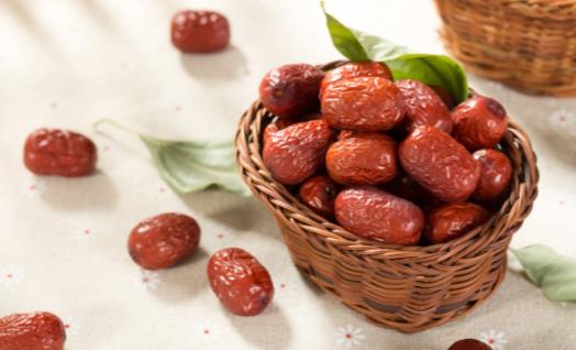 紅棗養(yǎng)生治病六大功效 食用紅棗需注意搭配