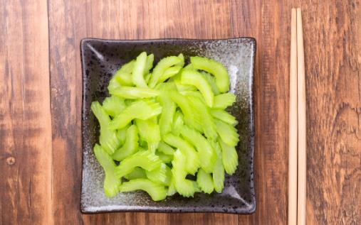 芹菜食療的4大神奇功效 清熱除煩鎮(zhèn)靜助眠