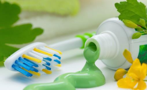 巧用牙膏去黑頭