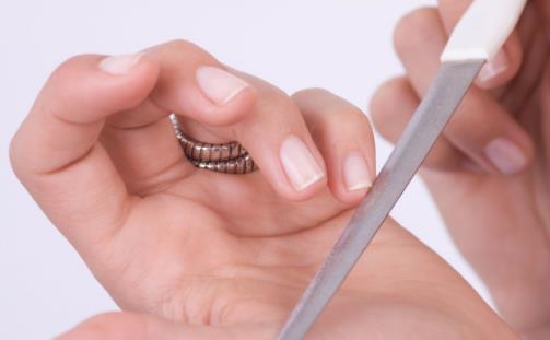 指甲表面凹凸不平是疾病預兆 指甲形狀與疾病的關系