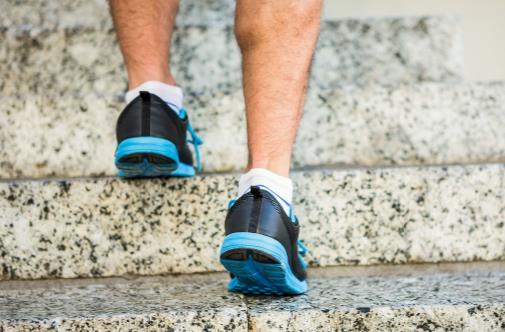 爬樓梯傷關節嗎？如何合理進行運動鍛煉