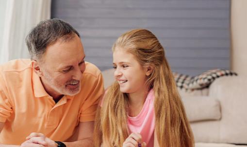 不走心的贊揚(yáng)很可能適得其反 讓孩子越夸越頑皮