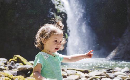 不走心的贊揚(yáng)很可能適得其反 讓孩子越夸越頑皮