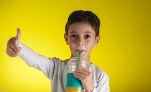 這3種飲料已被列入黑名單!兒科醫生嘆氣:別再給孩子喝了