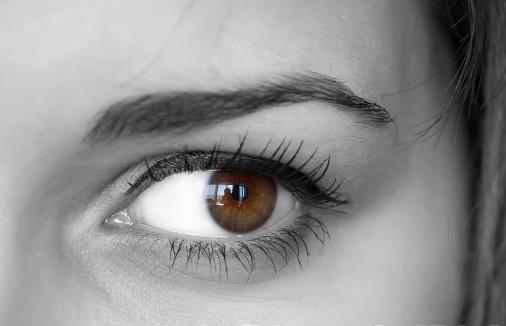 眼睛紅血絲過多