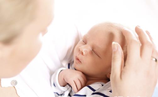 防止被寶寶咬乳頭 找個安靜的角落喂奶