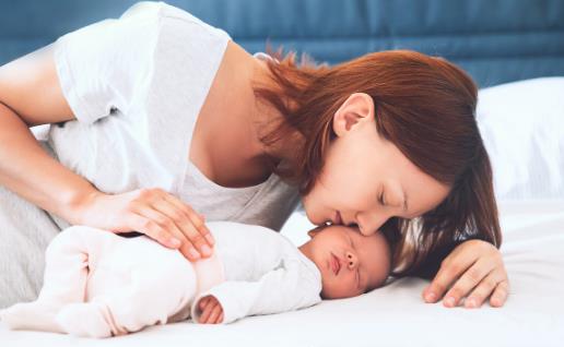 防止被寶寶咬乳頭 找個安靜的角落喂奶