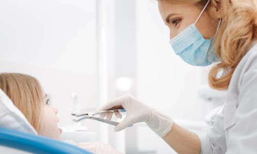 智齒發(fā)炎的5種療法 拔智齒的影響和風(fēng)險