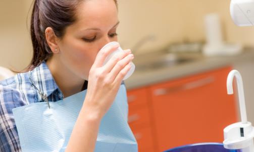 逼死強迫癥!早上起床先喝水還是先刷牙