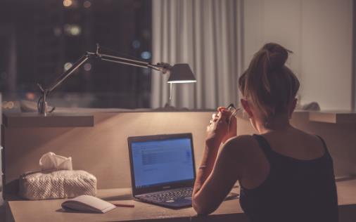 熬夜損害身體 熬夜補救從內外兩個方面做起