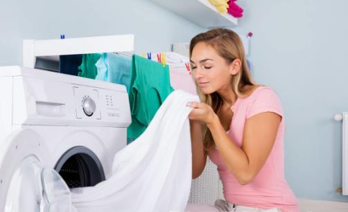 床單沾上血漬巧清洗 徹底清洗掉新鮮涸血漬的方法