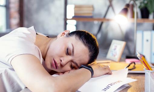 趴著睡午覺的四大危害 最理想的午睡方式
