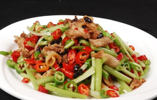 芹菜的藥理和治療價值 芹菜葉的5種美味做法