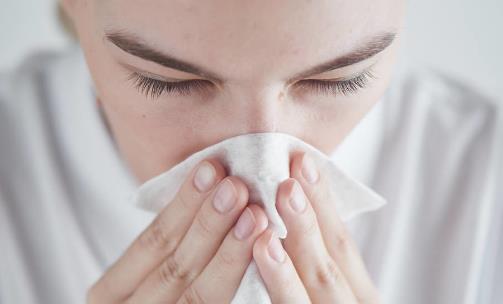 秋夏交替易得過(guò)敏性鼻炎，8種食物來(lái)相助