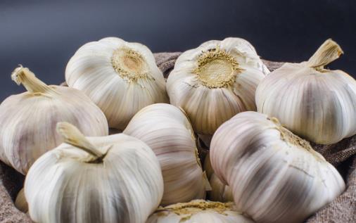 秋夏交替易得過(guò)敏性鼻炎，8種食物來(lái)相助