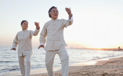 慢性病的老人適合的運(yùn)動(dòng) 老年人最好別做三項(xiàng)運(yùn)動(dòng)
