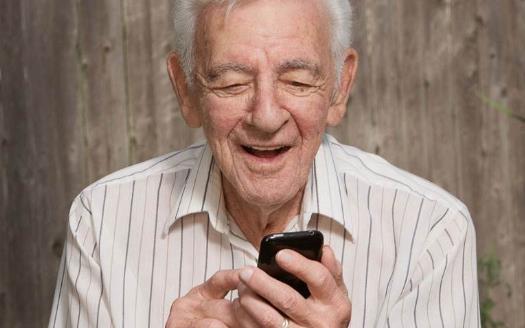 中老年朋友人沉迷手機視疲勞 老眼昏花不一定是老視