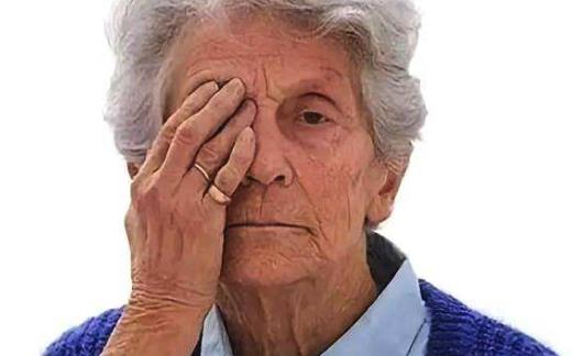 中老年朋友人沉迷手機視疲勞 老眼昏花不一定是老視