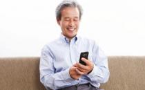 中老年朋友人沉迷手機視疲勞 老眼昏花不一定是老視