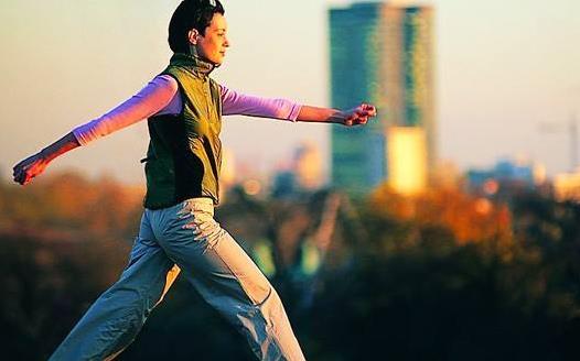 適當(dāng)?shù)倪\動增加身體新陳代謝 有益我們的身心健康