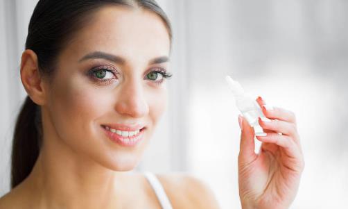 眼霜和眼部精華的區別是什么 為什么用眼霜會長脂肪粒